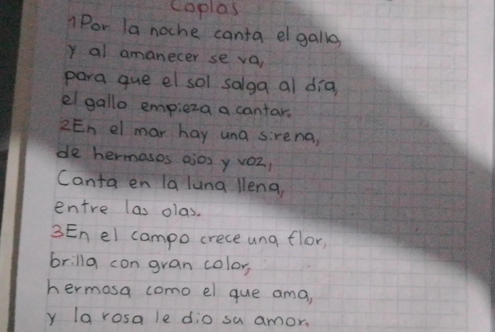 Coplas
1 Por la noche canta el gallo,
y al amanecer se va,
para que el sol salga al día,
el gallo empieza a cantar.
2En el mar hay una siren