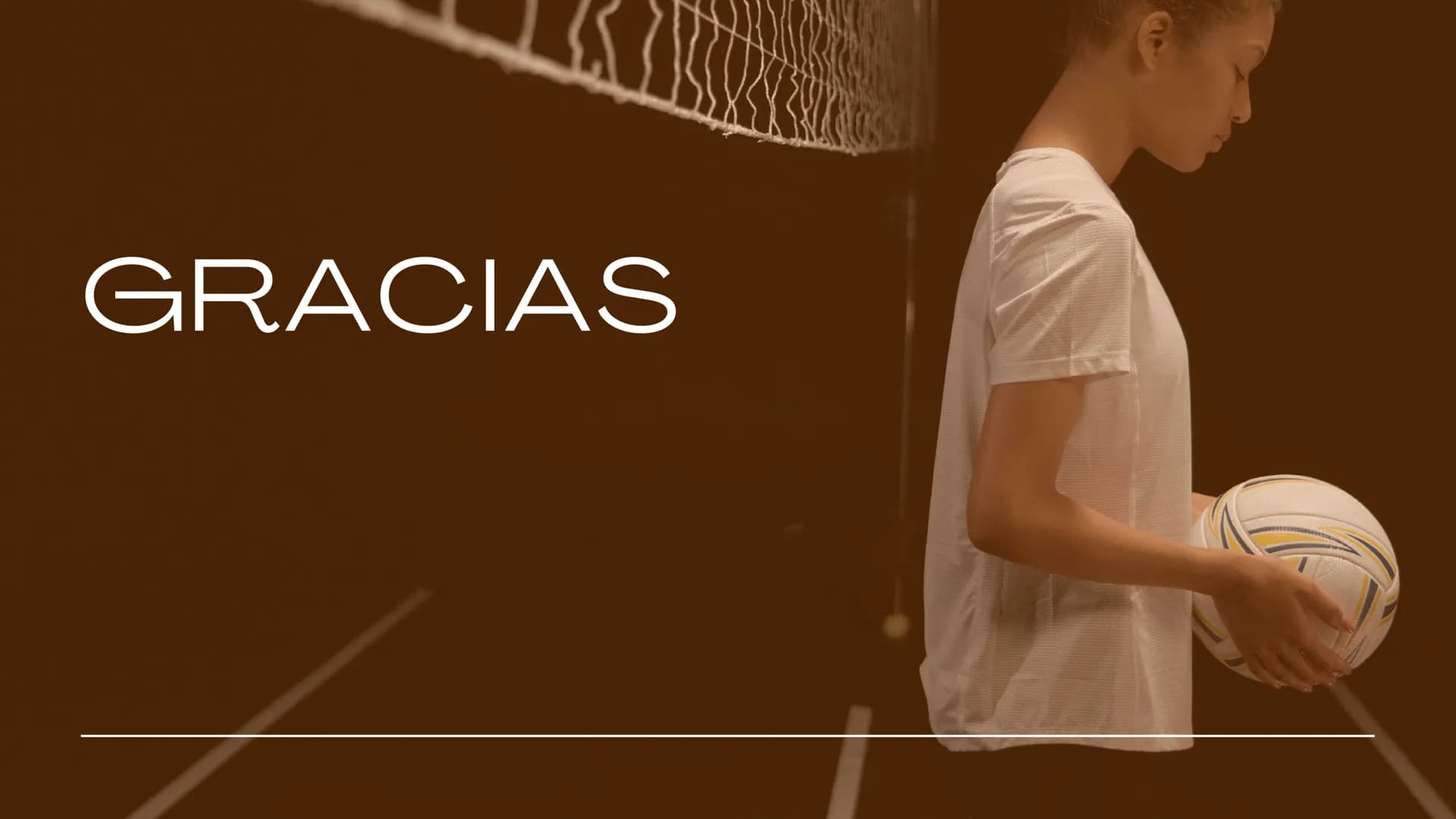 VOLEIBOL
03 01
Es un deporte que se juega con una pelota y
en el que dos equipos, integrados por seis
jugadores cada uno, se enfrentan sobre
