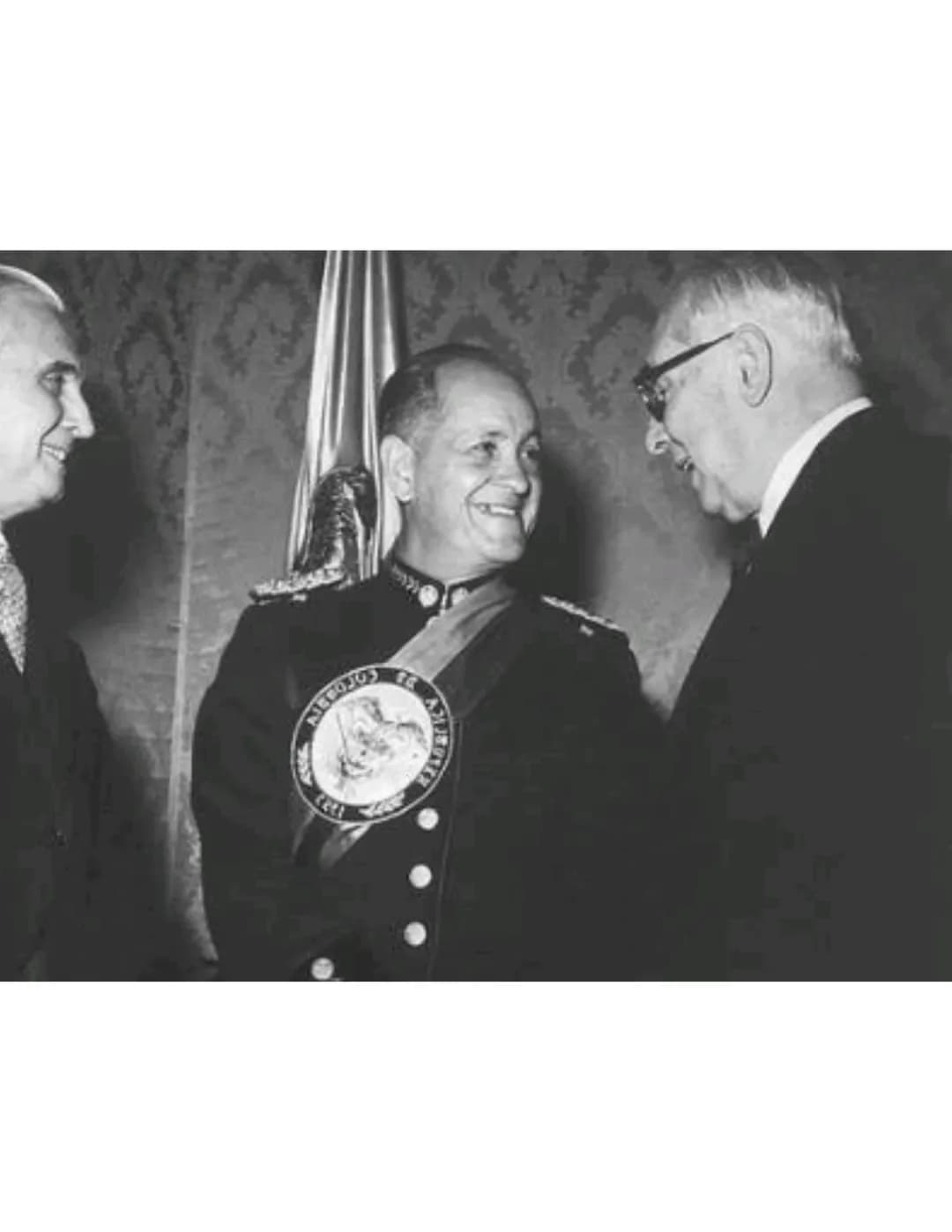 FRENTE NACIONAL
1958-1974 FRENTE
NACIONAL
Periodo de la historia de
Colombia caracterizado por la
alternancia y cohabitación en
el poder de 