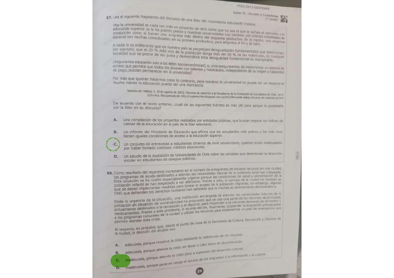 17/35
1553-1012-00418448
Saber 11 - Sociales y Ciudadanas
81. Después de que se decreta un alza en los impuestos en una zona rural, la cual,